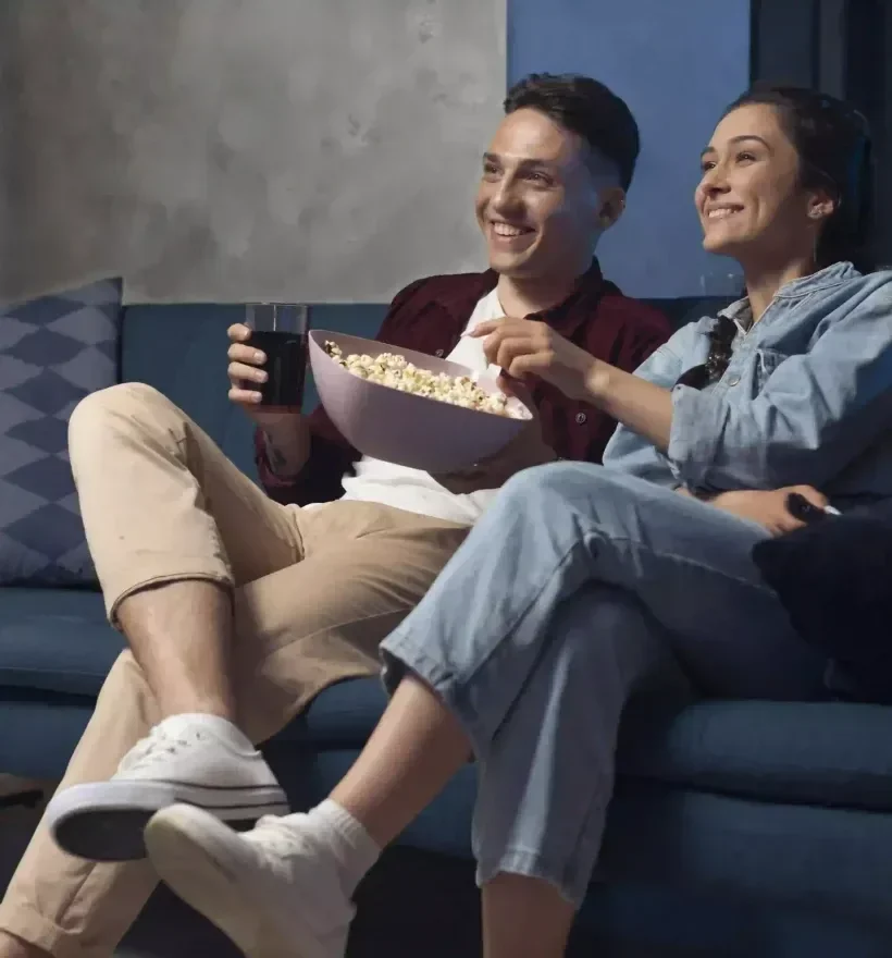 friends-watching-streaming-service-together-indoors-1-1-scaled-pvuzo2dxq4ndioqb61z4cq3ex0wf95fzsj6miqq3q8-1-1-pyn06hf2zahoq6qwnbucsyven47vt7ks04u8ic7e5c (1)